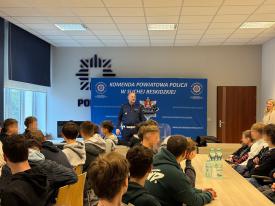 Zanim wsiądą za kierownicę – uczniowie na spotkaniu z policją.