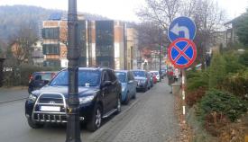 Kierowcy którzy zignorowali znak zakazu zatrzymywania się - muszą stawić się na policję
