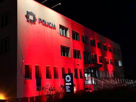 Budynki w powiecie suskim przybrały dziś czerwone barwy. Symboliczny sprzeciw wobec krzywdzenia najmłodszych.