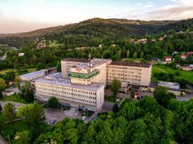 Brutalny atak na pielęgniarkę w Suchej Beskidzkiej. Szpital apeluje o szacunek wobec medyków.