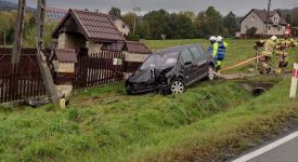 Renault uderzył w słup energetyczny 