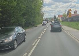 Powalone drzewo na DK28 w Suchej Beskidzkiej. Występują utrudnienia w ruchu.