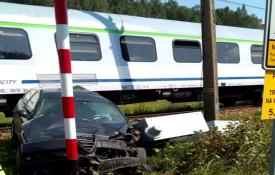Osielec: Samochód wjechał pod pociąg. Dwie osoby ranne