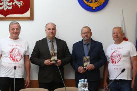 Pamiątkowe statuetki dla władz Gminy Jordanów za wspieranie inicjatyw historycznych.