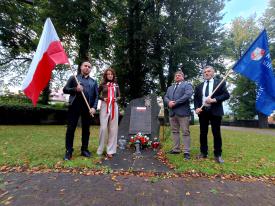 Dzień Sybiraka w Suchej Beskidzkiej. Działacze Konfederacji Korony Polskiej oddali hołd ofiarom sowieckiej agresji.