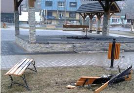 Zatrzymano 18 i 19-latka którzy zniszczyli i podpalili ławki w Zawoi