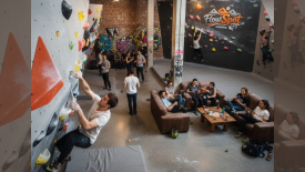 Pierwsza ścianka wspinaczkowa w powiecie suskim? Twórcy pytają mieszkańców o zdanie.