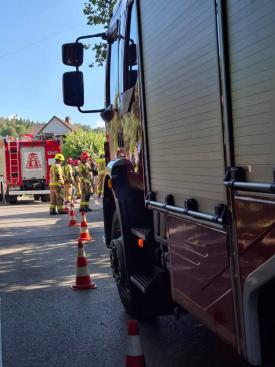 Groźne zdarzenie drogowe w Stryszawie. Samochód uderzył w przepust!
