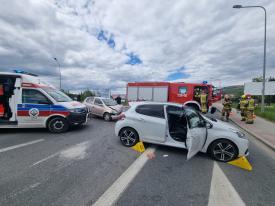 Wypadek samochodowy na skrzyżowaniu w Białce - działania straży pożarnej.