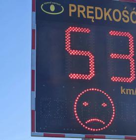 Nowe tablice w Naprawie mają skłonić kierowców do zdjęcia nogi z gazu. Dane pokazują, że problem jest poważny.