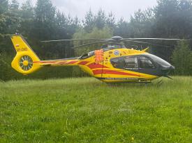 Poważny wypadek w Grzechyni. Paleta przygniotła dwóch mężczyzn, lądował śmigłowiec LPR.