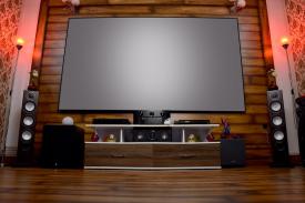 Soundbar czy kino domowe – co lepiej sprawdzi się w Twoim salonie?