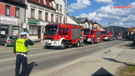 Pożar budynku w Suchej Beskidzkiej. Na miejscu liczne zastępy straży pożarnej.