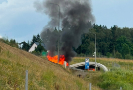 Pożar samochodu przy tunelu w Naprawie. Występują utrudnienia w ruchu!