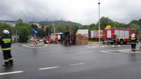 Sucha Beskidzka: Na skrzyżowaniu przewróciła się ciężarówka