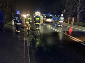 Działania straży pożarnej podczas wczorajszej (25.01.) kolizji w Budzowie. 