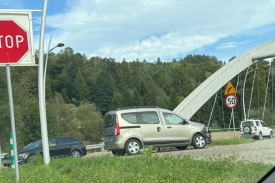 Sucha Beskidzka. Zdarzenie drogowe w rejonie skrzyżowania z DK28.