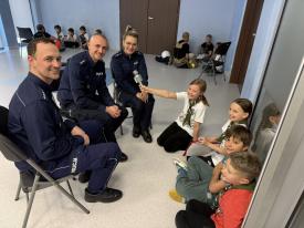 Młodzi reporterzy pytali o służbę – wyjątkowe spotkanie zuchów ze służbami ratunkowymi.