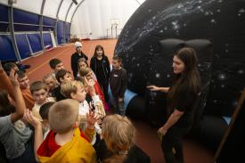 Mobilne planetarium Kopernika w Bystrej Podhalańskiej.