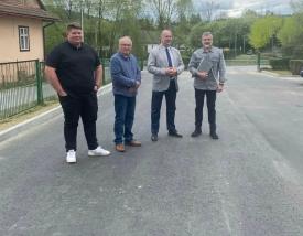 Wyremontowany plac przy ośrodku zdrowia w Łętowni oficjalnie odebrany.