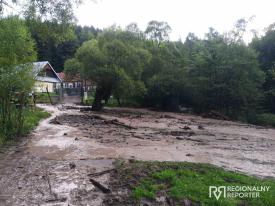 Zawoja - uszkodzenie mostku i zagrożony budynek po ulewie. 