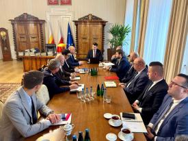 Spotkanie w sprawie bezpieczeństwa kolei w Małopolsce. Wspólne działania samorządu i administracji rządowej.