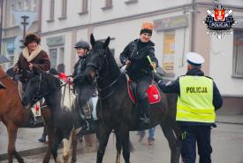 Podczas pochodu Trzech Króli suscy policjanci wręczali opaski odblaskowe.