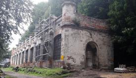 Sucha Beskidzka: Trwa remont zabytkowej oranżerii