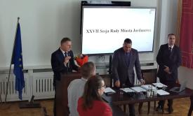 Burmistrz Jordanowa z wotum zaufania i absolutorium. Rada jednogłośna.