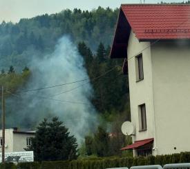 Pożar traw w Makowie Podhalańskim. Ogień blisko domów.
