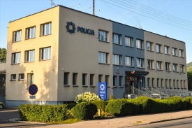 Debata społeczna w Suchej Beskidzkiej – mieszkańcy porozmawiają o sprzedaży alkoholu i wyrobów tytoniowych w pobliżu szkoły.