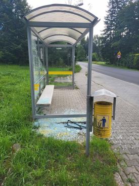 Wandalizm w Jordanowie. Zniszczono przystanek autobusowy przy ul. gen. Maczka.