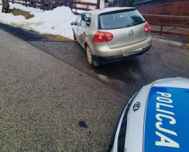 Krzeszów: 3,6 promila i jazda bez uprawnień. Pijany kierowca zakończył podróż w rowie.