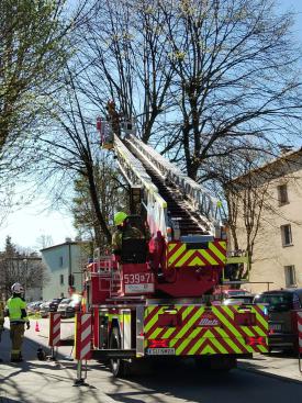 Interwencja strażaków na os. Beskidzkim w Suchej Beskidzkiej.