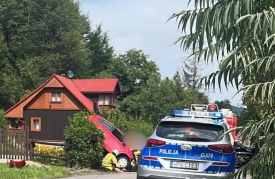 Wypadek w Żarnówce. Zderzenie pojazdów, droga zablokowana.