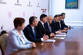 Historyczny kontrakt podpisany. Tak będą kursować pociągi przez powiat suski.