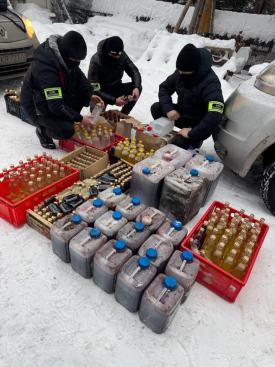 KAS przejęła 317 litrów nielegalnego alkoholu podczas zawodów pod Wielką Krokwią.
