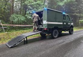Grzybiarz znalazł pocisk moździerzowy z czasów II wojny światowej. Niewybuch w lesie.