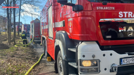Pożar budynku w Palczy. Na miejscu pracują służby ratunkowe.