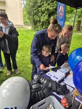 Policjanci promowali bezpieczeństwo podczas Dnia Dziecka w Lachowicach i Suchej Beskidzkiej.