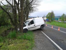 Białka: Opel uderzył w drzewo