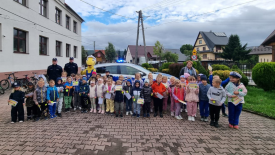 Bezpieczni na drodze w Osielcu – lekcja praktyczna z policjantem.