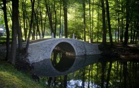 Sucha Beskidzka: Już można spacerować po wyremontowanym mostku parkowym 