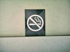 Czy warto sięgnąć po tabliczki z zakazem palenia do swojego pensjonatu?