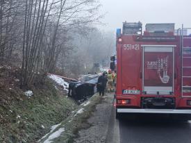 Jaszczurowa: poranne dachowanie na DK28. Policja podaje szczegóły.