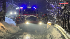 Groźne zdarzenie drogowe w Makowie Podhalańskim. Samochód zawisł nad skarpą.