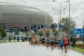 Biegowe święto w Krakowie. Tysiące uczestników z całego świata na starcie maratonu!