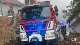 Pożar kotłowni w Makowie Podhalańskim. Na miejscu liczne zastępy straży pożarnej.