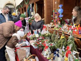 Świąteczna magia na dziedzińcu Suskiego Zamku – Jarmark Bożonarodzeniowy w Suchej Beskidzkiej.