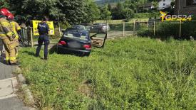 BMW wjechało w ogrodzenie w Gilowicach. Policja wyjaśnia okoliczności zdarzenia.